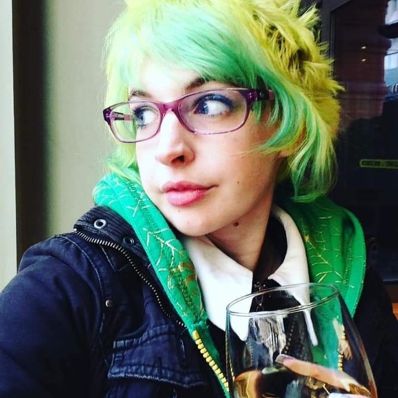 Meet your Posher, Amanda - Picture 2 of 4